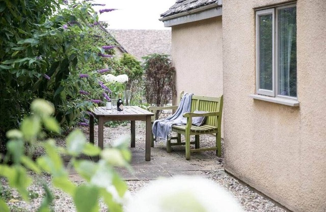 Charming 2 Bed/1 Bath Bungalow in Beverston Castle