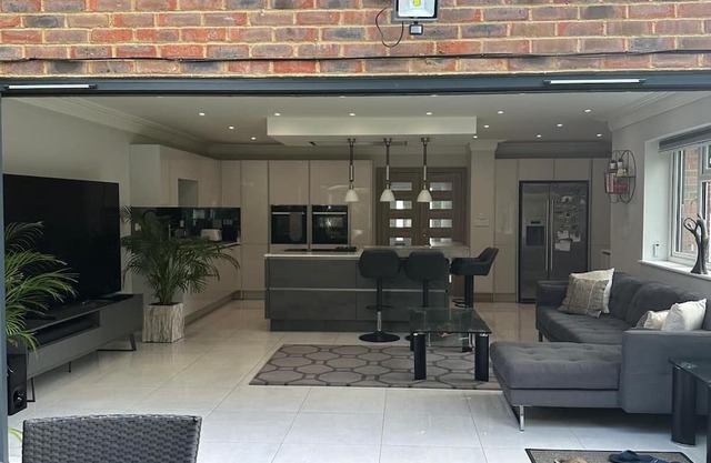 Luxurious home - Sleeps 10 - Great Location