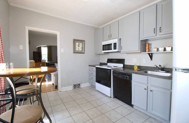 Charming Urban Cozy Retreat with a fireplace and backyard garden. Pet/Friendly!