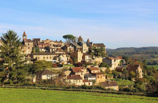 Apartment 'Jolie Roulotte Bohème Et Zen Dans Le Périgord Noir' with Shared Pool and Wi-Fi
