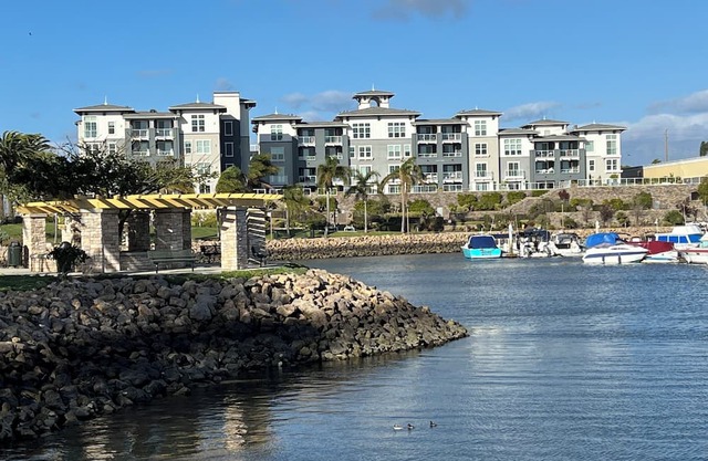 Drive-on Island California home