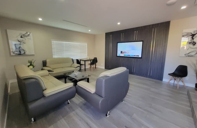 Modern 1-Bedroom with Deluxe Kitchen in Quiet North Hollywoodn