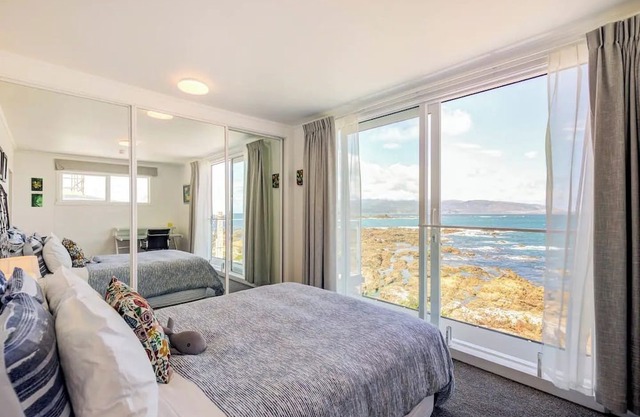 Ocean-front apartment on Wellington's south coast. 10 min to airport