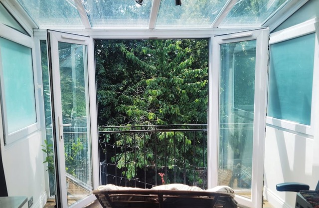 Large clean double room in a modern quiet house close to train station&bus stop