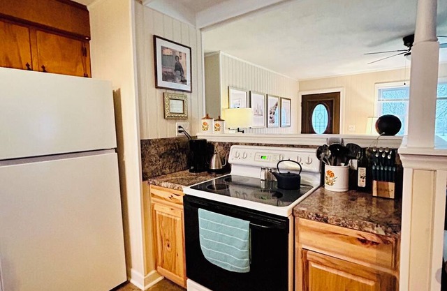 Sunshine Cottage ~ River Access ~ 10 min from Blue Ridge Parkway ~ Pet Friendly