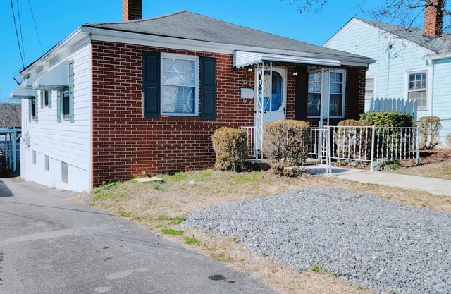Retro Cozy Home Away from Home 2 bedroom home just outside downtown Mayberry