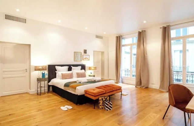 A UNIQUE BLEND OF CONTEMPORARY DECOR AND VINTAGE ACCENTS – RUE DU BOCCADOR