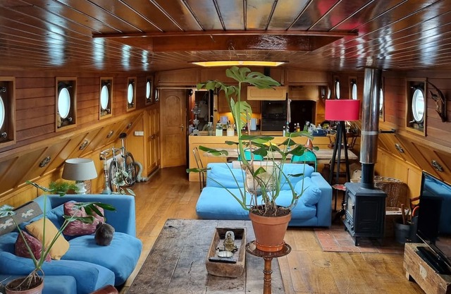 Chic House Boat West London