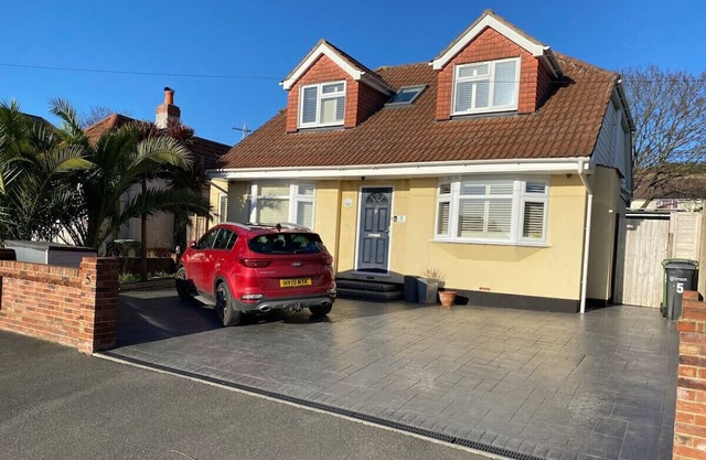 Sunny Chalet Bungalow & Annex