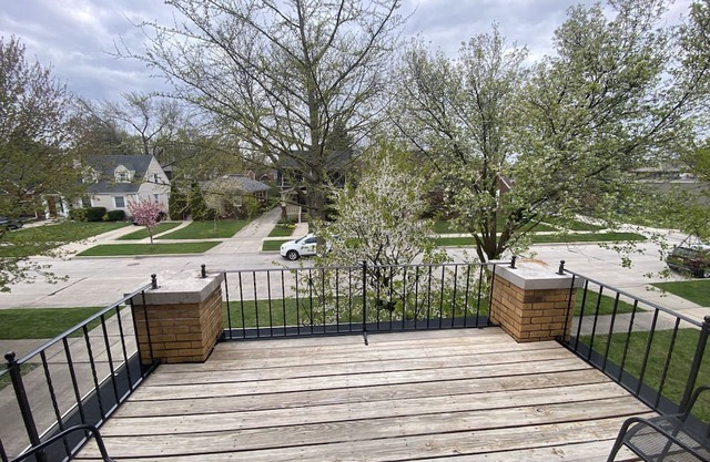 Private entry lovely upper flat, 2 bed1 bath, 2 balconies Clean and spacious.