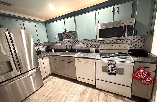 Close to ALL the parks! 5 Beds, Cozy private home with lots of amenities!