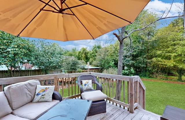 Adorable dog-friendly cottage with washer/dryer, central AC, full kitchen