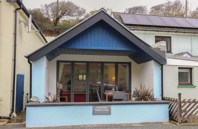 TAFARN TYDU, pet friendly, character holiday cottage in Cross Inn