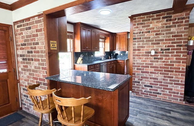 Secluded 4 bedroom home, 12 min to whitewater Center, 15 min to Uptown Charlotte