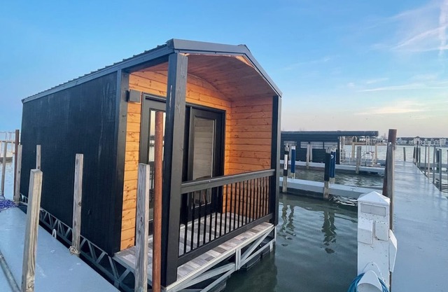 Lux Houseboat #2 at SoLSTAY