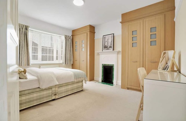 5 bedroom house with 3 parking spaces and large private garden