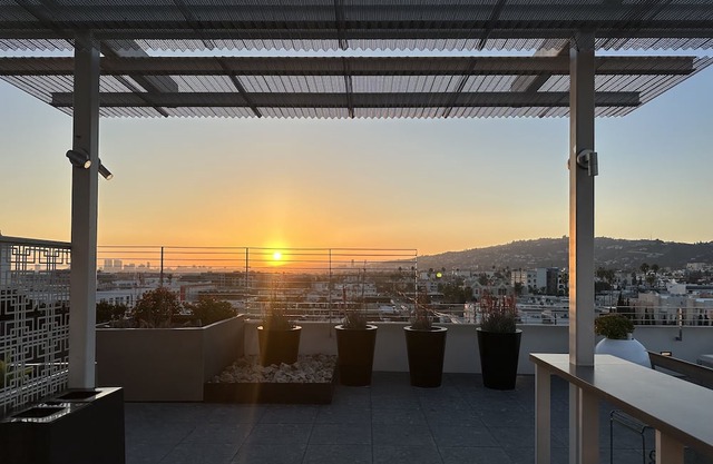 Hollywood! 2LVL Luxury Townhome!