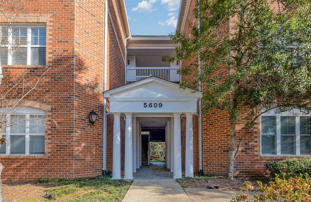 Sleek & Stylish Condo in Southpark