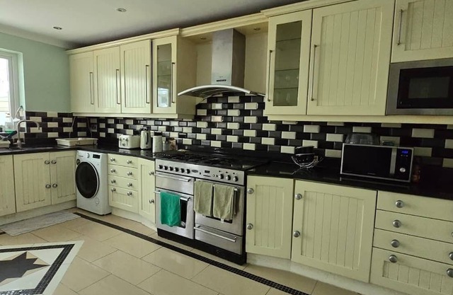 Avala, 5/6 Bed House in Romford