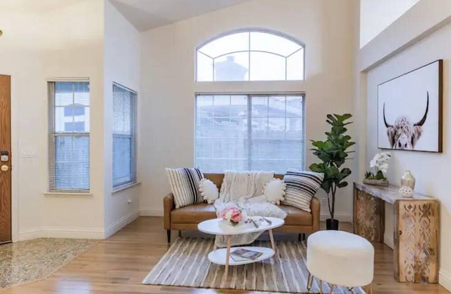 BoHo Centrally Located 3/2 KSB