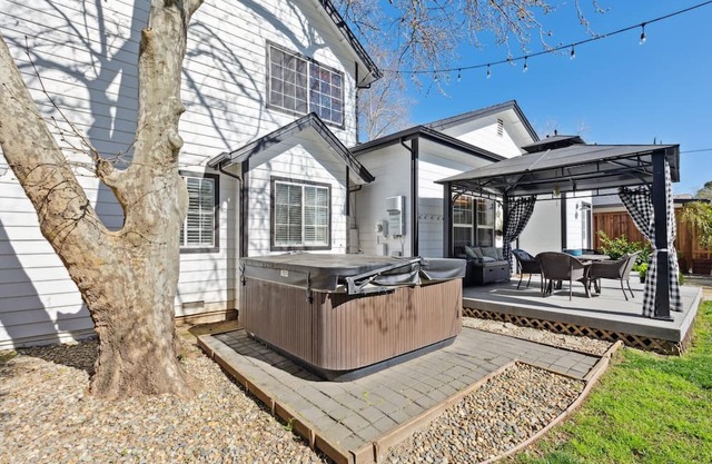 Folsom Charm: Walk to Lakes & Downtown