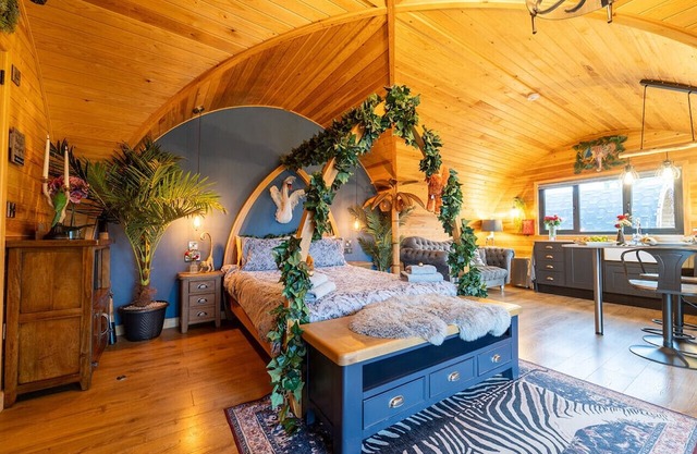 Tranquil Luxury: Hot Tub, Firepit, & undercover patio