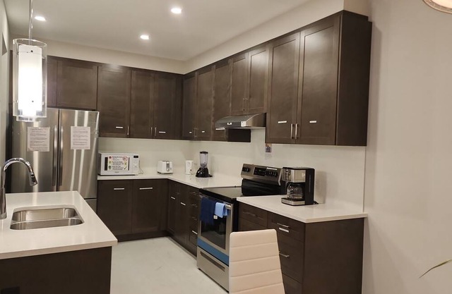 New Modern & Classy 4BD/3.5 Bath Townhome|SelfCheck-In+Parking & Kitchen-Kanata