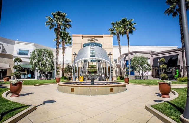 BRIGHT & MODERN Across from LAKE, 2 KING BEDS!!