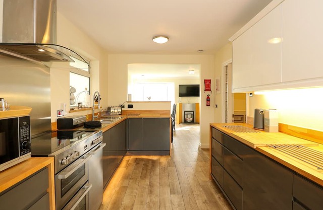 MARTELL COTTAGE, with a garden in Anderby Creek