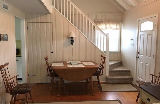 This home is situated close to the Bird Sanctuary, Clarke's Market and a seafood market and breakfast eatery. Just a quick walk to the beach.