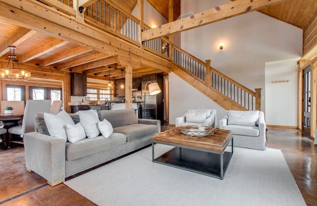 Whispering Woods Lodge: 3BR*Pool Table*7 Acres*