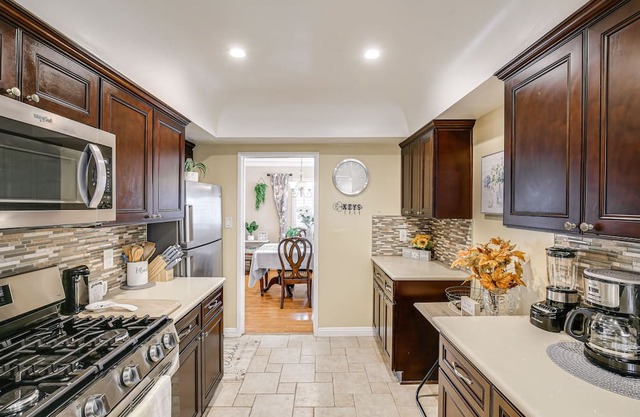 Stylish Los Angeles Bungalow - 7 Mi to USC!