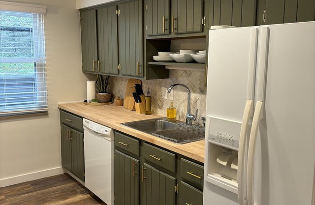 Modern 2bd apartment in Regent Square. Pet friendly!