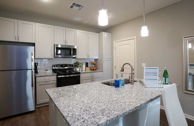 Barsala l Modern 3BD in the University City area