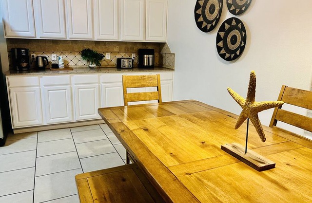 Breezeway Upscale 3 Bedroom Close to Beach Townhouse with Garage/Pool sleeps 8