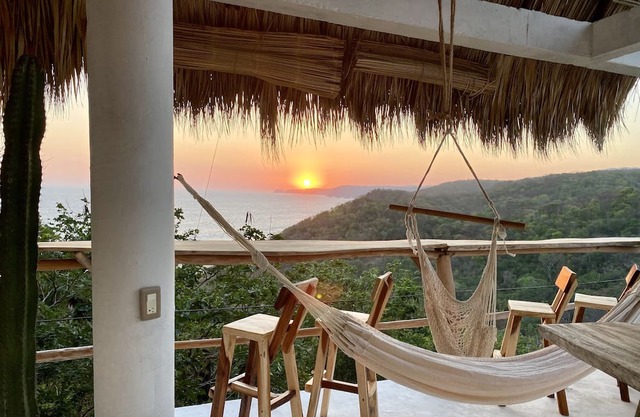 Casa con Palapa y Vista a la Increíble Playa del Pacífico en la Costa Oaxaqueña