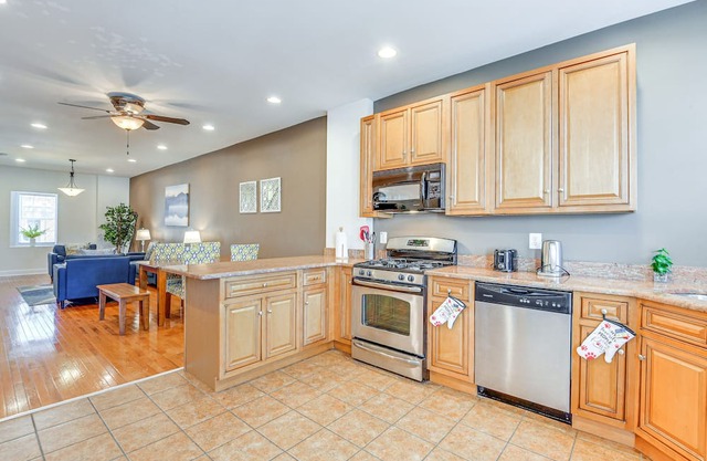 Bright Townhome: Walk to Johns Hopkins Bayview!