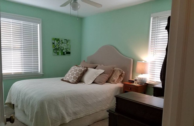 Cozy 2-bedroom cottage with WiFi, AC just a mile from the Augusta National