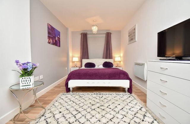 Spacious, Modern, Town Centre Apartment