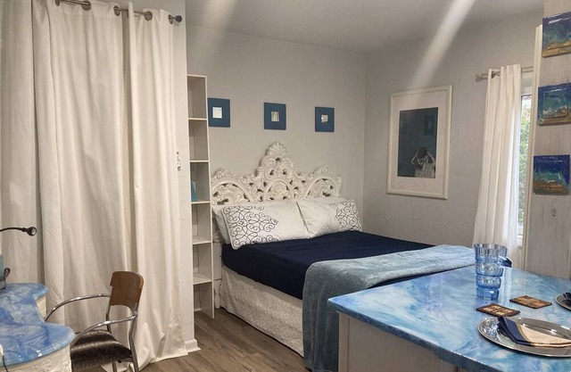 Hidden gem in the heart of Brickell Estates. Separate guest suite.