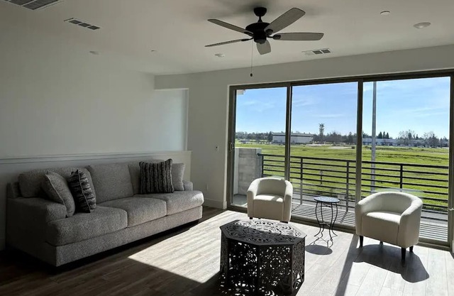 Light-filled townhome - close to Downtown Fresno