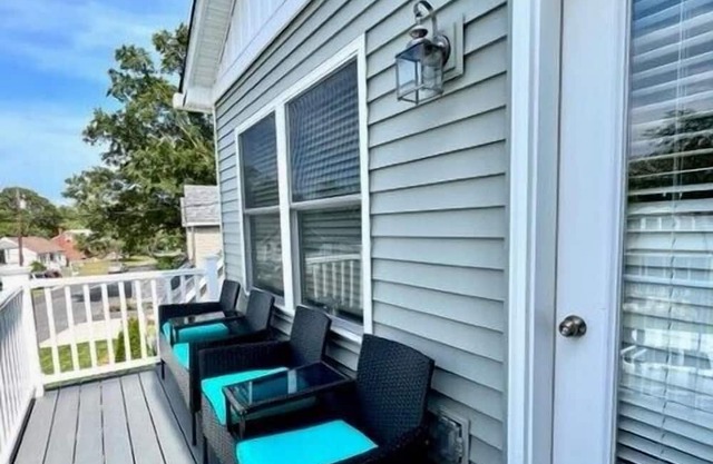 1 block and a 5 min walk to the Delaware Bay Beach and the awesome sunsets.