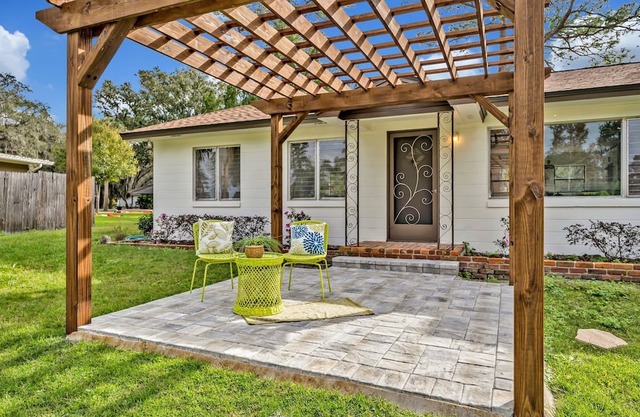 Cozy water front 4-bedroom home in charming Sanford, FL