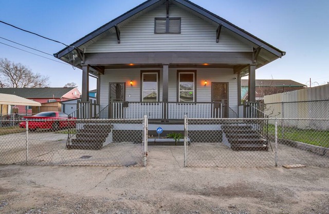 New Orleans Duplex: 2 Mi to Bourbon Street!