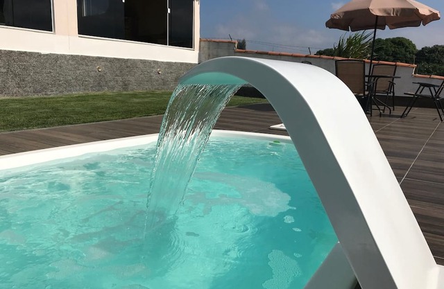 Espaço Inteiro: Casa em Saquarema, Brasil - Piscina, Montanhas & Mar