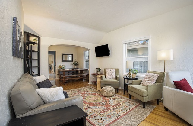 Warm and inviting three bedroom house near UC Berkeley, SF and Marin