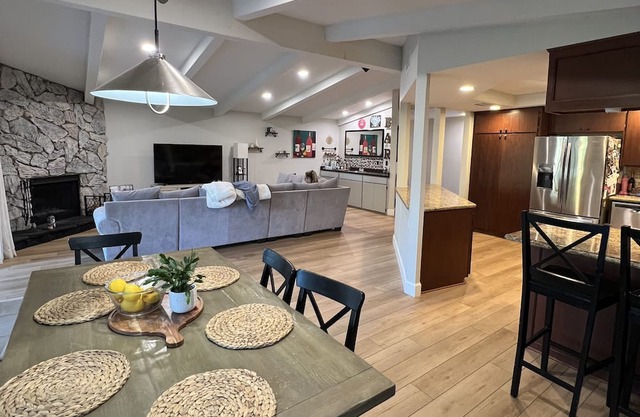 Beautiful home on the golf course with mountain view’s, hot tub & fire pit