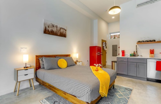 Modern Seattle Studio ~ 6 Mi to Downtown!