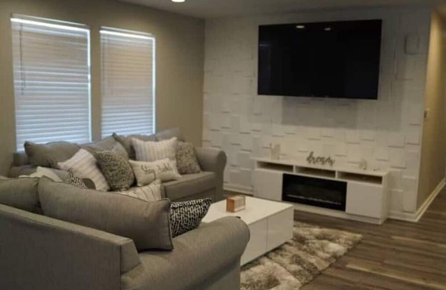 New Home, 10 mins from downtown