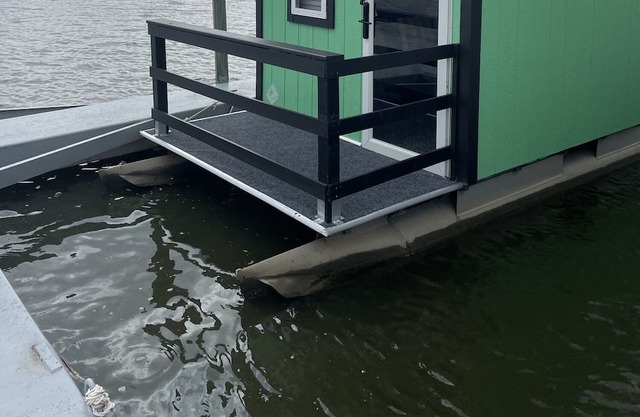 Escape on the Water-Tiny Houseboat @ SoLSTAY Resort